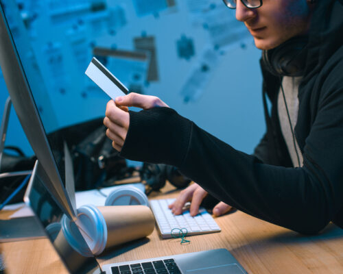 Seguridad de la información: Sesgo de confianza: Cómo te expone a fraudes digitales